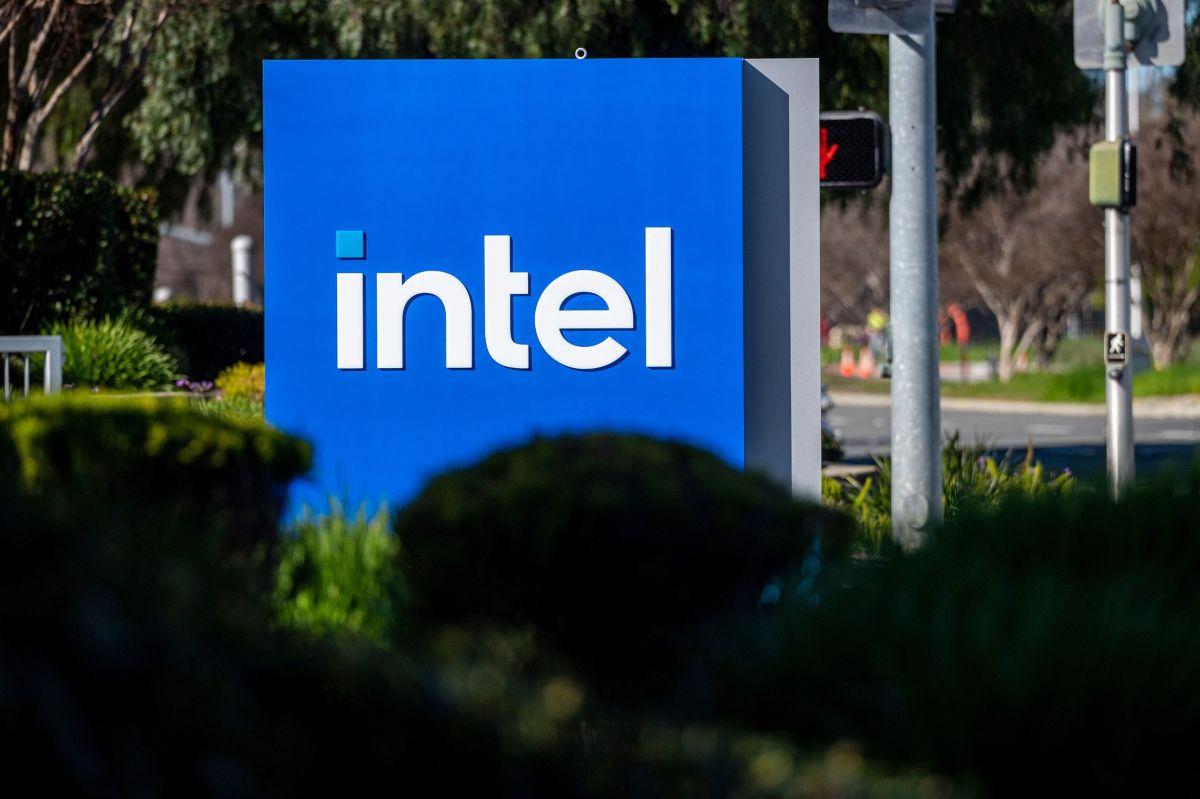 Intel plunges after bleak forecast casts doubt on comeback bid